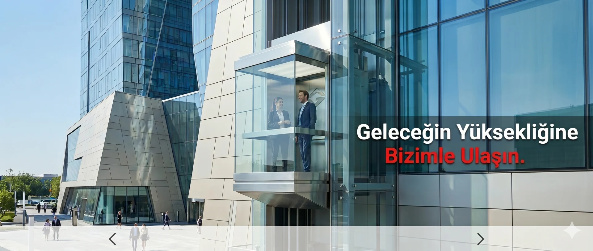 Dış cepheye monte cam asansör, profesyoneller ve şehir manzarası